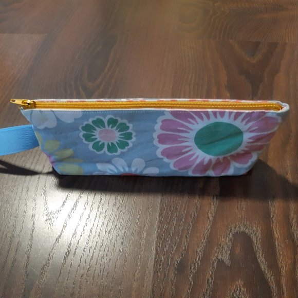 Cosmetic pouch - Picture 1 of 3